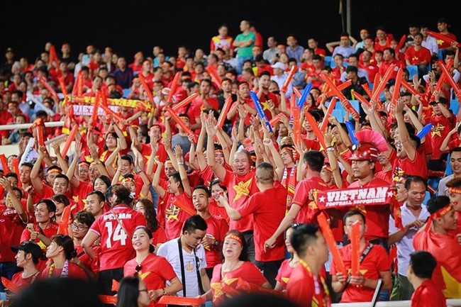 Fans fill up the My Dinh National Stadium in Hanoi at the match between Vietnam and Malaysia on November 16 (Photo: VNA)