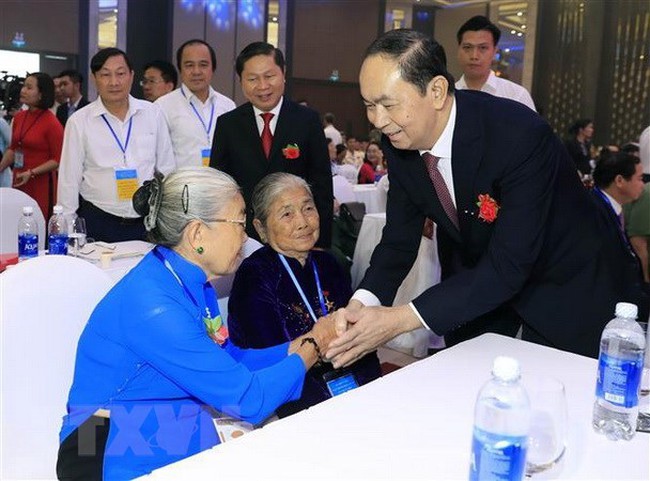 President Tran Dai Quang greets Vietnamese Heroic Mothers at a meeting in Vung Tau city on July 19 (Source: VNA)
