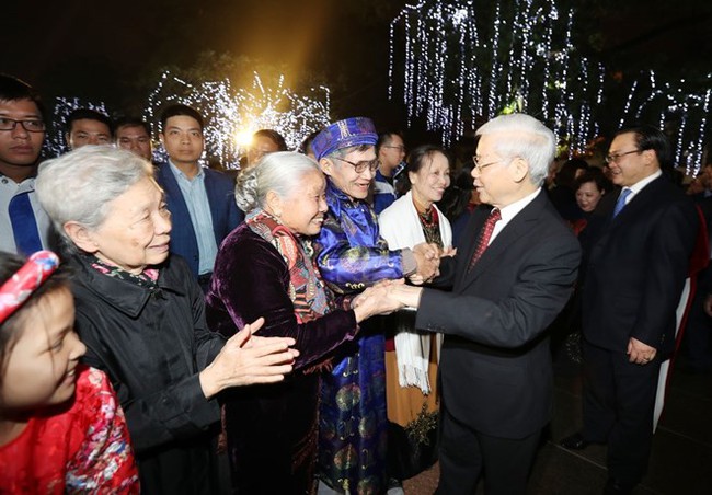 Party General Secretary Nguyen Phu Trong shares Tet joys with Hanoi people (Photo: VNA)