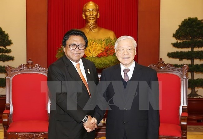 General Secretary of the Communist Party of Vietnam Central Committee Nguyen Phu Trong ​(R) and Speaker of the Indonesian Regional Representatives Council (upper house) Oesman Sapta Odang. (Source: VNA)