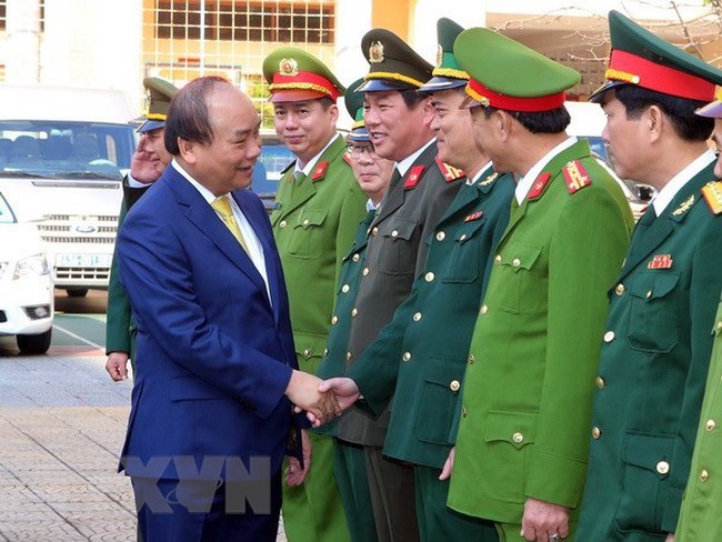 PM Nguyen Xuan Phuc meets with the armed forces in Da Nang (Source: VNA)