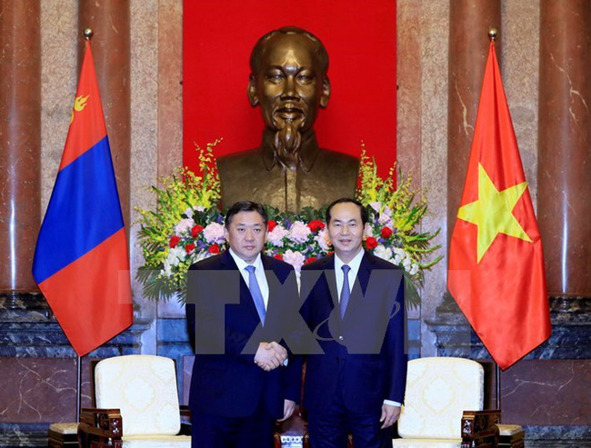 President Tran Dai Quang greets Chairman of the Mongolian Parliament Miyegombo Enkhbold in Hanoi (Photo: VNA)
