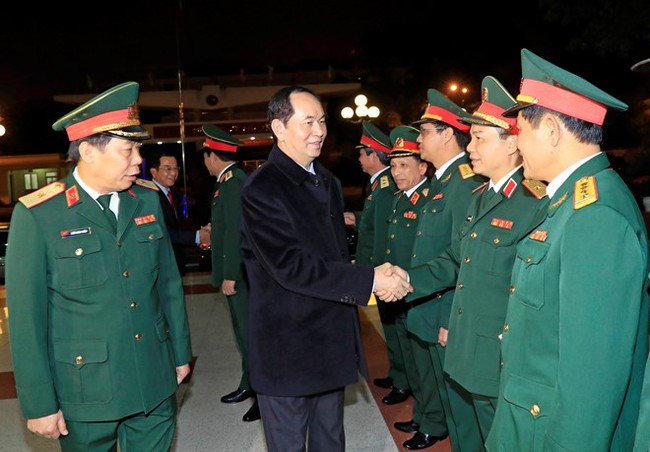President Tran Dai Quang visits the Signal High Command on the New Year's Eve (Photo: VNA)