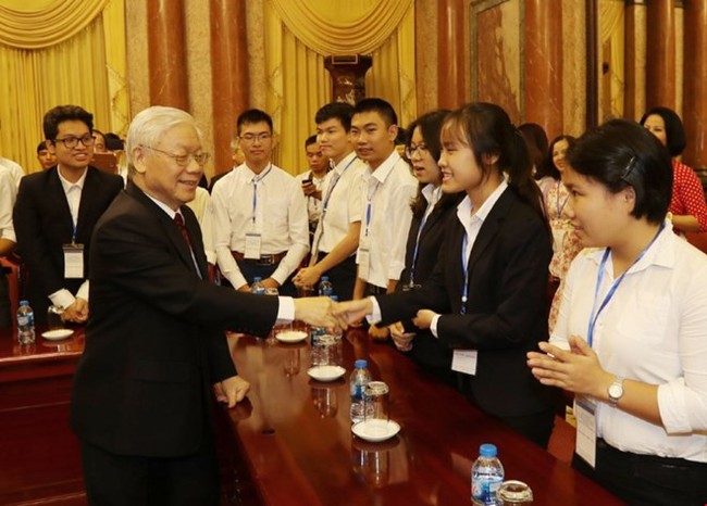 Party General Secretary and President Nguyen Phu Trong meets outstanding students on November 3 (Photo: VNA)