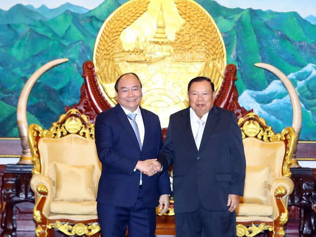 Prime Minister Nguyen Xuan Phuc (L) meets General Secretary of the Lao People’s Revolutionary Party and President of Laos Bounnhang Vorachith on February 5 (Photo: VNA)