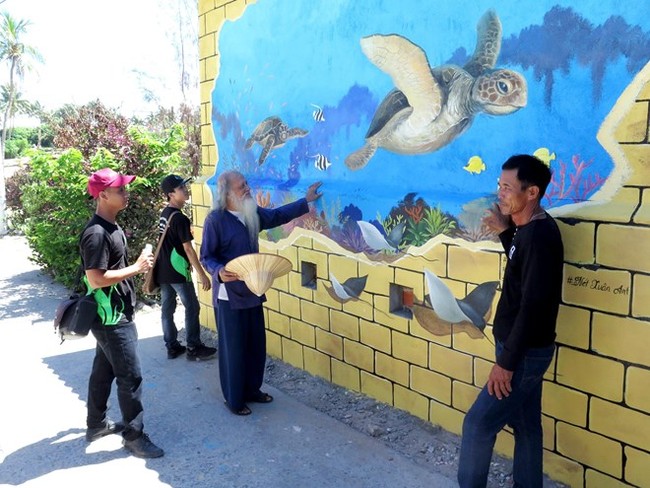 Colourful murals depicting marine life have been created in the An Binh islet commune of Quang Ngai province (Photo: VNA)