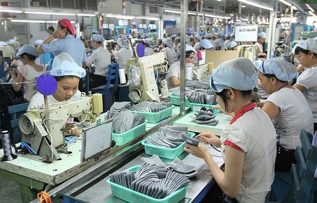 Workers process shoes in a FDI enterprise’s factory in Vietnam (Source: VNA)