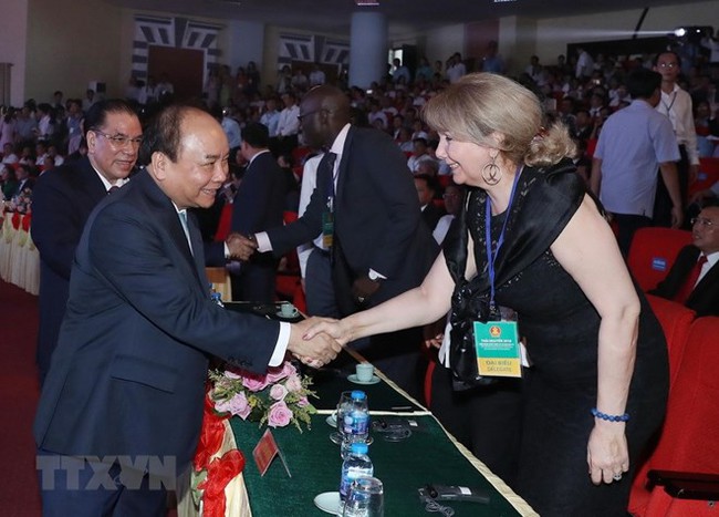 Prime Minister Nguyen Xuan Phuc (L) shakes hands with a delegate at the Thai Nguyen’s investment promotion conference on July 1 (Photo: VNA)