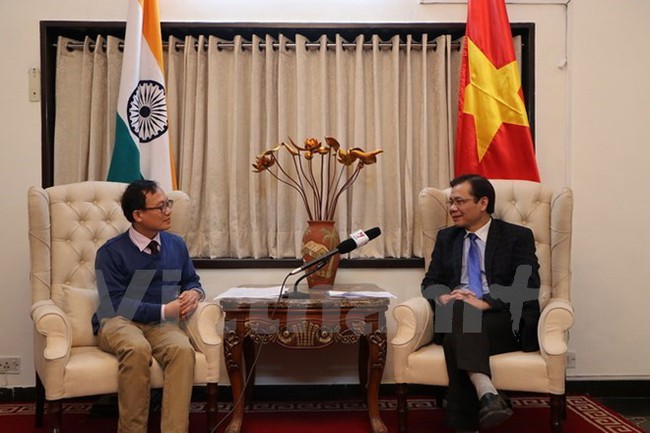 Vietnamese Ambassador to India Ton Sinh Thanh (R) grants an interview to VNA reporter (Source: VNA)