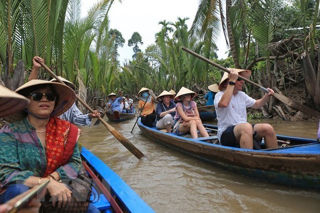 Tourists in the Mekong Delta of Tien Giang (Photo: VNA)