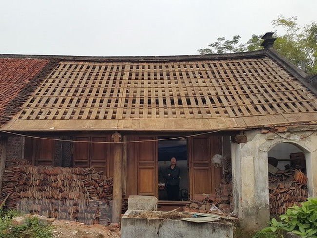 An old house in Duong Lam Ancient Village on the outskirts of Hanoi is in a bad condition.