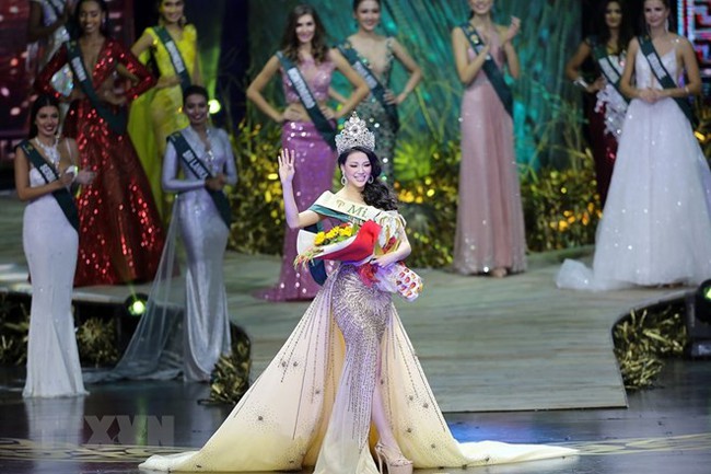 Nguyen Phuong Khanh was crowned Miss Earth 2018 at the finale in Manila on November 3 (Source: VNA)