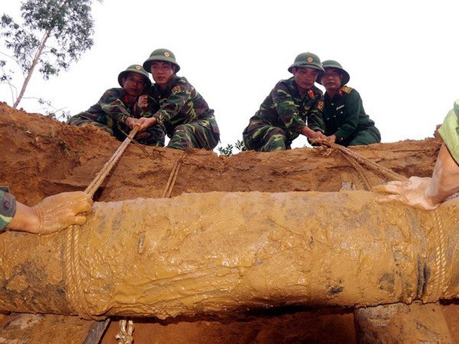Soldiers discover post-war bomb (Source: VNA)