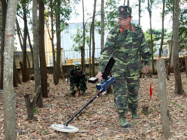 Sappers are searching for war-left bombs and mines (Source: VNA)