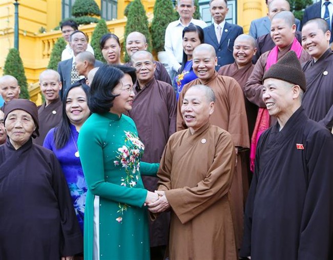 Vice President Dang Thi Ngoc Thinh received a delegation of  more than 60 religious dignitaries from the northern province of Ha Nam in Hanoi on November 8 (Photo: VNA)