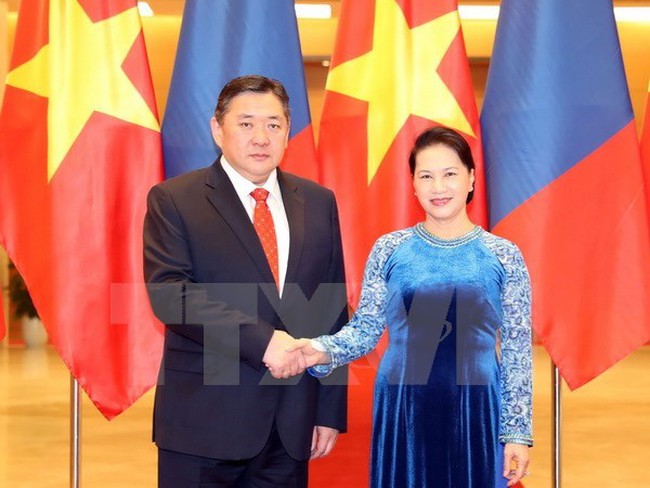 National Assembly Chairwoman Nguyen Thi Kim Ngan  (R) and her Mongolian counterpart Miyegombo Enkhbold (Source: VNA)