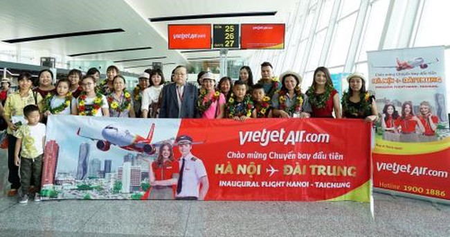 Vietjet Air welcome first passengers of its Hanoi – Taichung flight on June 22 (Photo: Vietjet Air)