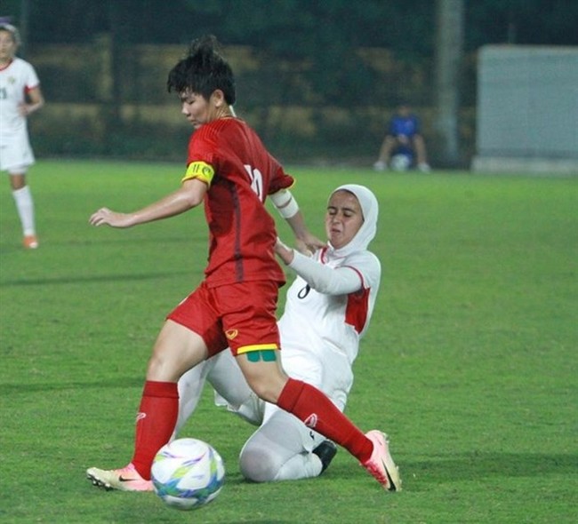 Captain Tuyet Ngan (left) performs in the last qualifying match of Group E at the AFC U19 Women’s Championship on October 28 (Photo: thethao247.vn)