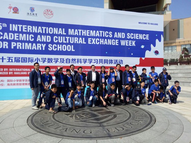 The delegation of Vietnamese students to the 15th International Mathematics and Science Olympiad (Source: hanoimoi.com)