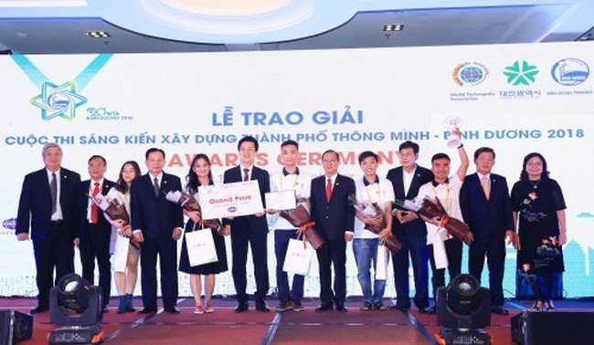 Binh Duong leaders and organisers awarded the 2018 Smart City Initiative to the iNut Smartcity team from Vietnam’s University of Economics and Law (Photo: VNA)