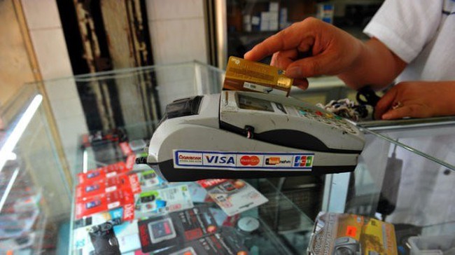 Credit card holders will not be allowed to withdraw cash at card readers of domestic points of sale (POS) from March this year, says the State Bank of Vietnam (SBV) (Photo: tuoitre.vn)