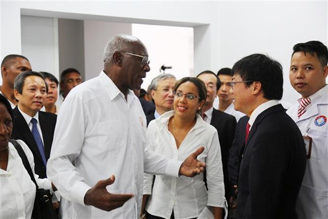 First Vice President of the Council of State and the Council of Ministers of Cuba Salvador Valdes Mesa speaks to staff of the Vietnam-Cuba Friendship Hospital in the central province of Quang Binh (Photo: VNA)