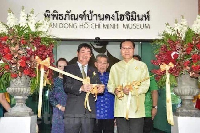 Vietnamese Ambassador to Thailand Nguyen Hai Bang (L) and Thai Minister of Tourism and Sports Weerasak Kowsurat at the ribbon-cutting ceremony of the Ho Chi Minh Museum in Thailand's Phichit province (Photo: VNA)