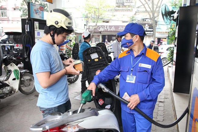 The price of RON 95 petrol declined by 400 VND per litre from 15:00 on February 21 as decided by the Ministry of Industry and Trade and the Ministry of Finance (Illustrative photo: VNA)
