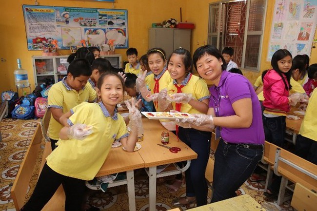 Pupils join a cooking class at school (Illustrative photo: VNA)