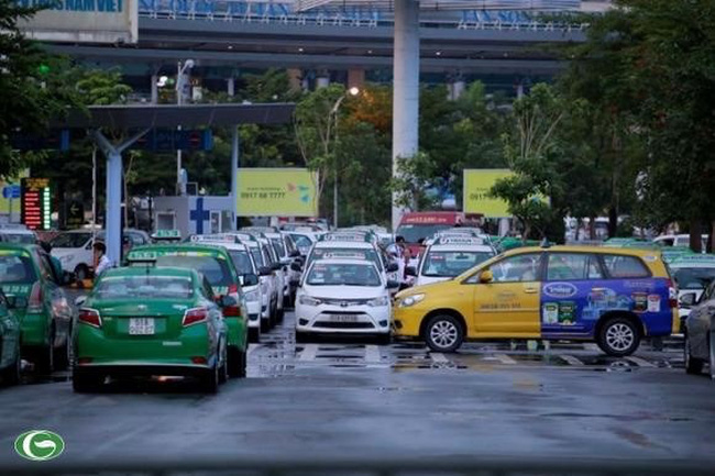 The rapid increase in the number of taxis has contributed to traffic congestion and management difficulties for HCM City authorities. (Photo: quochoi.org)