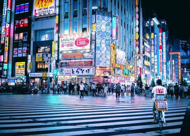 Tokyo là một thành phố đầy màu sắc và đa dạng. Trên đường phố, bạn sẽ thấy các phong cảnh đẹp đến kinh ngạc, từ các khu trung tâm thương mại đến những ngõ hẹp tĩnh lặng. Hãy cùng đi bộ trên đường phố Tokyo để tận hưởng một chuyến du lịch đầy đam mê và khám phá tất cả những gì mà thành phố này mang lại.
