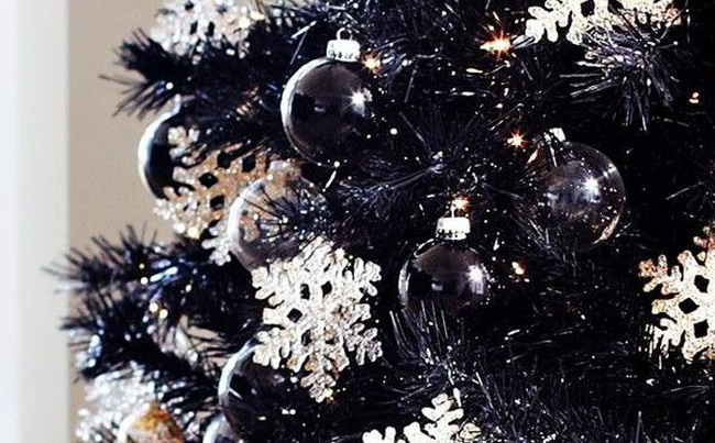 Cây thông đen là một trong những xu hướng trang trí Giáng Sinh đang được ưa chuộng hiện nay. Hãy xem những hình ảnh về cây thông đen để cảm nhận được sự phá cách và độc đáo trong thiết kế của nó, đồng thời trang trí cho ngôi nhà của bạn thêm phần sáng tạo và đẳng cấp.