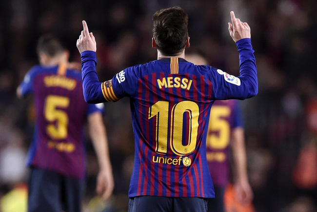 Ngọn cờ đầu Messi - biểu tượng không thể thiếu của một fan cuồng \
