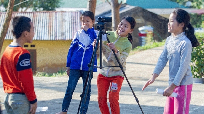 Children eagerly taking part in the filming process under the project (Photo: Childfund Vietnam)