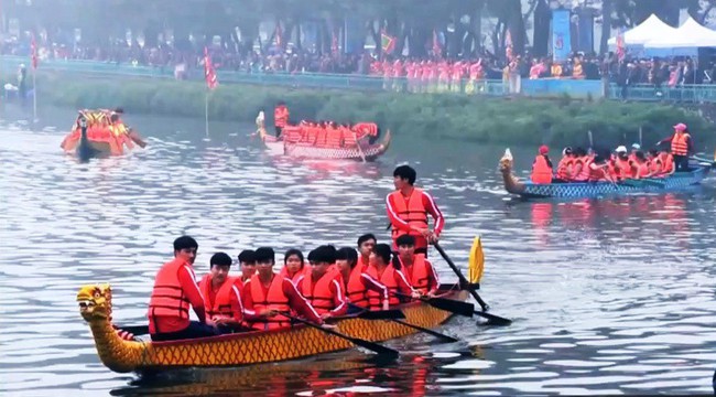 Sôi động lễ hội đua thuyền rồng tại hồ Tây bất chấp thời tiết sương mù   VTVVN