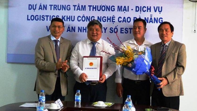 Vice Chairman of Da Nang municipal People's Committee Ho Ky Minh grants an investment certificate to Southeastern Asia Hi-Tech Logistics JSC