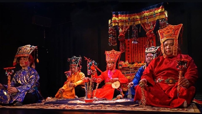 The practice of ‘Then’ singing is a combination of music, dances, singing, and poetry (Photo: baovanhoa.vn)
