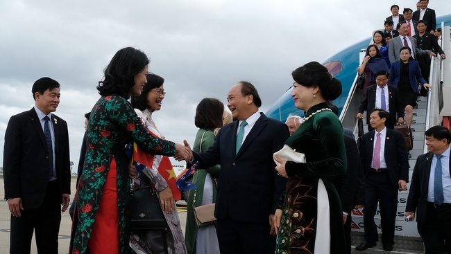 PM Nguyen Xuan Phuc and his spouse are welcomed at Kingsford-Smith Sydney airport. (Photo: VGP)