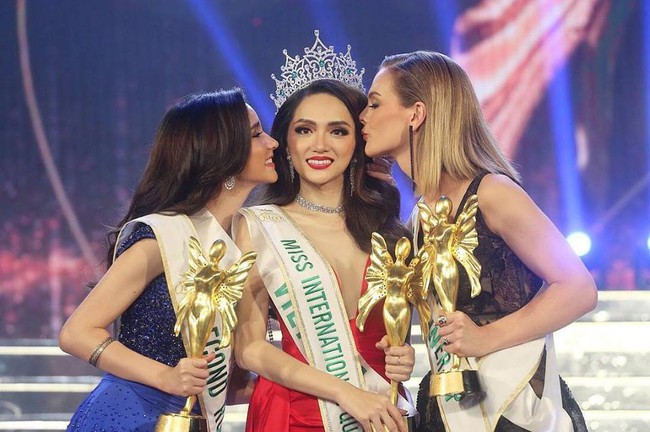 Đừng bỏ lỡ khoảnh khắc tuyệt vời đó khi Hoa hậu Hương Giang được trao vương miện tại cuộc thi Hoa hậu Chuyển giới Quốc tế năm