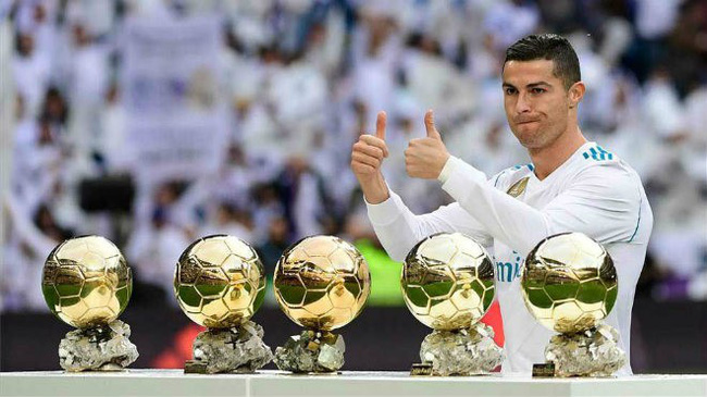 Ronaldo - tên tuổi đình đám trong làng bóng đá thế giới. Hãy cùng xem những khoảnh khắc ấn tượng và đầy sức mạnh của nhà vô địch này. Ronaldo không chỉ là một cầu thủ tài năng, mà còn là một người đẹp trai và tinh nghịch trên sân cỏ.