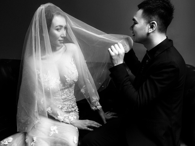 Hãy chiêm ngưỡng bức ảnh cưới đen trắng tuyệt đẹp này để nhận thấy sự đơn giản và tinh tế của tình yêu đích thực.