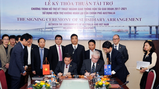 Transport Minister Nguyen Van The (L) and Australian Ambassador to Vietnam Craig Chittick sign the agreement (credit: ND/Tran Hai)