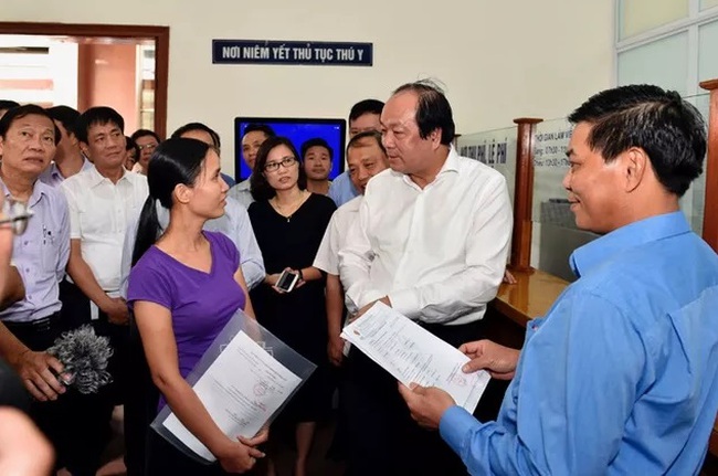 Minister and Chairman of the Government Office Mai Tien Dung, head of the PM’s working group, inspects the specialised inspection operations at the Hai Phong port. (Photo: VGP)
