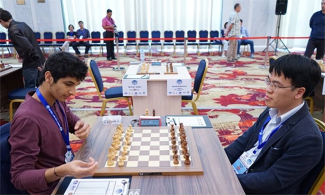 Vietnam's Le Quang Liem (right) and India's Vidit Santosh Gujrathi in a match.