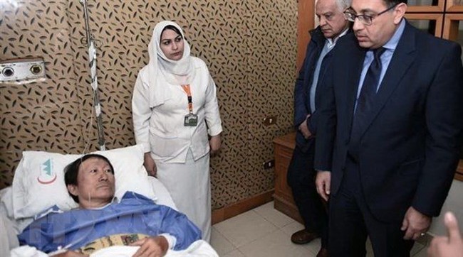 Egyptian Prime Minister Mostafa Madbouli visits Vietnamese tourist injured in the bomb attack (Photo: VNA)