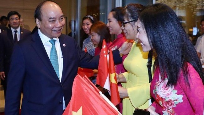 Staff of the Vietnamese Embassy in Singapore see off Prime Minister Nguyen Xuan Phuc (Photo: VNA)