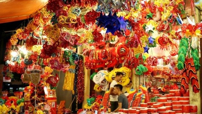 Colourful lanterns and traditional toys for the Mid-autumn festival on sale at a kiosk on Hang Ma street, Hanoi (Photo: CPV)