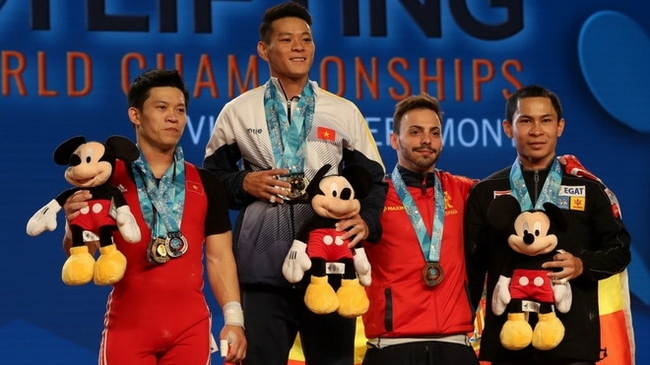 Weightlifter Thach Kim Tuan (second from left) is one of Vietnam's gold medal hopes at the upcoming Asiad.