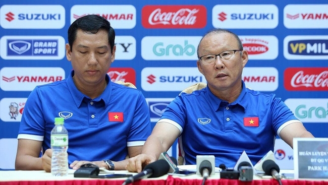 Vietnam’s head coach Park Hang-seo (R) has affirmed that the immediate goal of his team is to win the top spot in Group A at the upcoming AFF Suzuki Cup 2018. (Photo: vtv.vn)