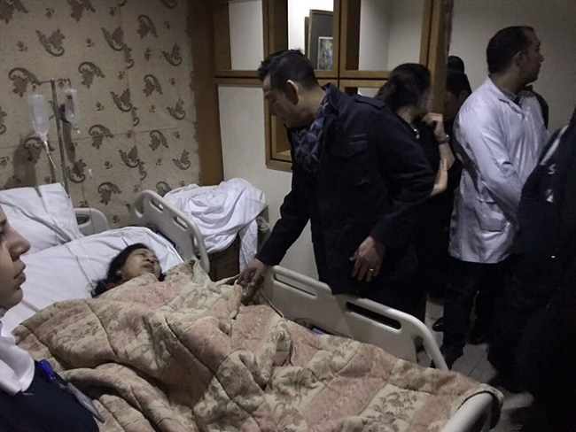 Vietnamese Ambassador to Egypt Tran Thanh Cong visits and conforts victims of the December 28 roadside bomb blast at the hospital. (Photo: VNA)